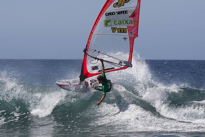 Ricardo one handed - PWA Cabo Verde ©  John Carter / PWA http://www.pwaworldtour.com